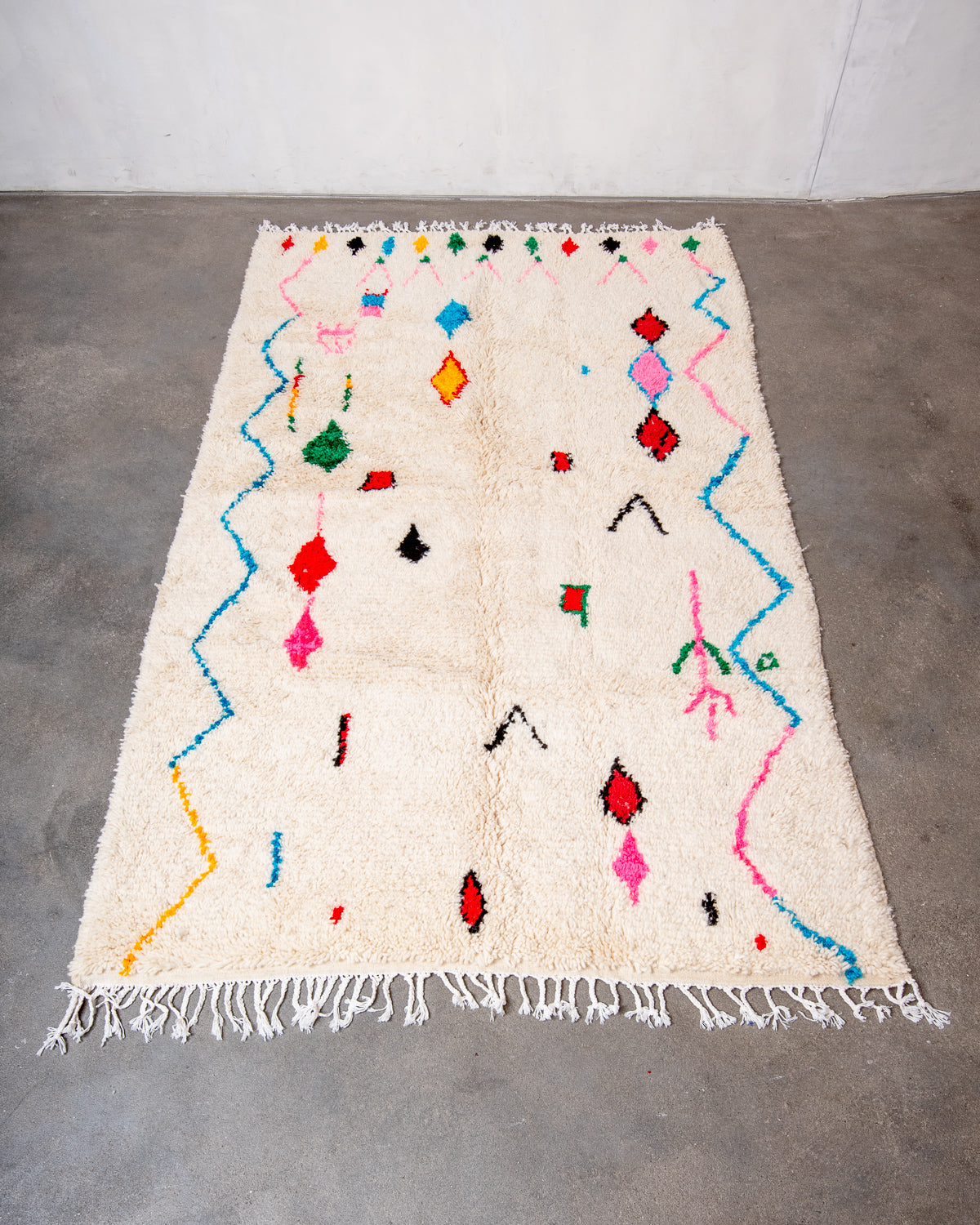 Modern designer handcrafted Berber rug from Morocco. Azilal rug with beautiful colors and patterns. Made of sheep’s wool and colourful cotton.